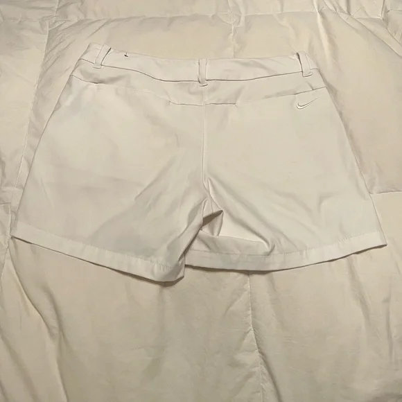 Nike dry fit women’s golf shorts - Picture 3 of 3